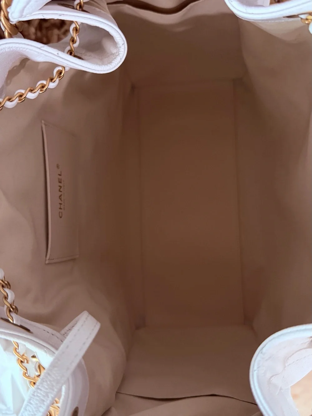 NEW Chanel 25S White Quilted Caviar Leather with Gold Hardware.  Medium.